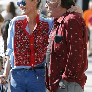 Johnny Hallyday avec sa femme Laeticia, leurs filles Jade et Joy, Marie Poniatowski avec son mari Pierre Rambaldi et leur fille Tess, à Santa Monica, le 1er avril 2017.