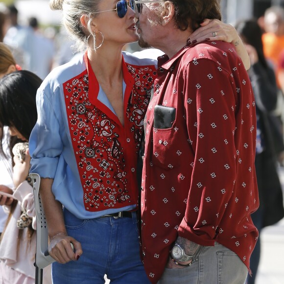 Johnny Hallyday avec sa femme Laeticia, leurs filles Jade et Joy, Marie Poniatowski avec son mari Pierre Rambaldi et leur fille Tess, à Santa Monica, le 1er avril 2017.