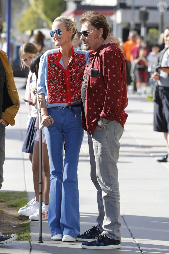 Johnny Hallyday avec sa femme Laeticia, leurs filles Jade et Joy, Marie Poniatowski avec son mari Pierre Rambaldi et leur fille Tess, à Santa Monica, le 1er avril 2017.