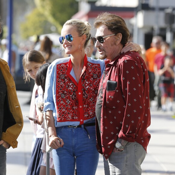 Johnny Hallyday avec sa femme Laeticia, leurs filles Jade et Joy, Marie Poniatowski avec son mari Pierre Rambaldi et leur fille Tess, à Santa Monica, le 1er avril 2017.