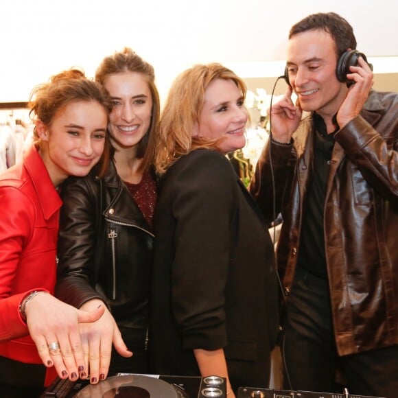 Exclusif - Anthony Delon avec ses filles Loup et Liv, Marie-Amélie Seigner - Lancement de la marque de vêtements de cuir "Anthony Delon 1985" chez Montaigne Market à Paris. Le 7 mars 2017 © Philippe Doignon / Bestimage