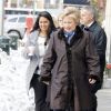 Hillary Clinton sort du magasin "Bergdorf Goodman" par une porte de service à New York avec son assistante H. Abedin le 16 mars 2017.