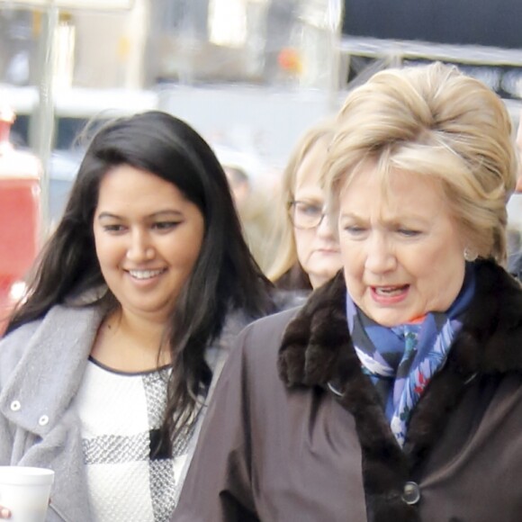 Hillary Clinton sort du magasin "Bergdorf Goodman" par une porte de service à New York avec son assistante H. Abedin le 16 mars 2017.