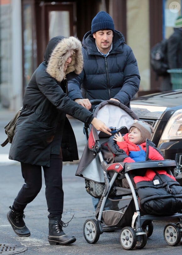 L'acteur Jason Biggs et sa femme Jenny Mollen se promènent avec leur fils Sid à New York le 5 Février 2016.