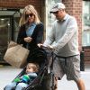 Jason Biggs et sa femme Jenny Mollen font du shopping en compagnie de leur fils Sid à Los Angeles Le 26 Septembre 2015