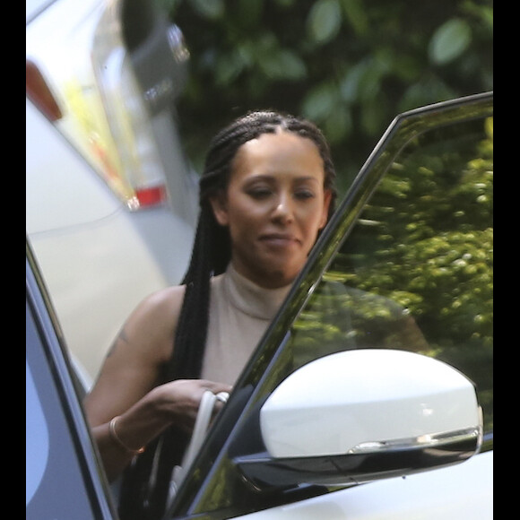 Premières photos de Melanie Brown (Mel B) à la sortie de son domicile après son annonce officielle de son divorce avec Stephen Bela­fonte. La fin d'une relation horrible pour l’ex-Spice Girl, qui aurait vécu un véritable cauchemar aux côtés du producteur de cinéma américain si l’on en croit toutes les révélations qui fleurissent. Outre des violences physiques et psycho­lo­giques, ou encore des infi­dé­li­tés avec sa nounou que son ex-mari a mis enceinte, Mela­nie Brown a égale­ment connu l’hor­reur de rela­tions forcées avec lui et d’autres femmes… Le 5 avril 2017
