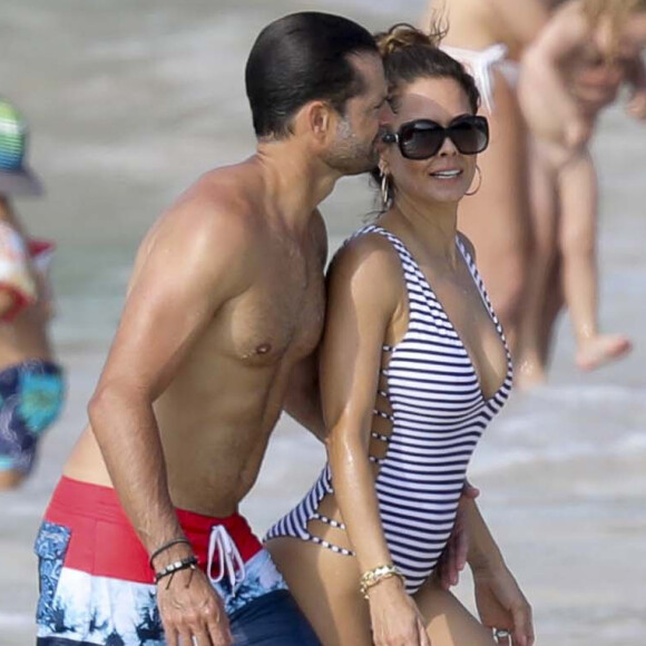 Exclusif - David Charvet et sa femme Brooke Burke se baignent avec leurs enfants Shaya et Heaven à l'hôtel Cheval Blanc à Saint-Barthélemy, le 28 mars 2017.