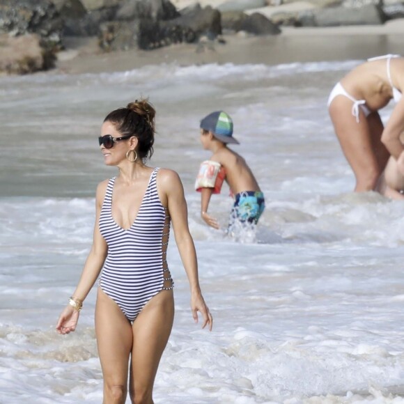 Exclusif - David Charvet et sa femme Brooke Burke se baignent avec leurs enfants Shaya et Heaven à l'hôtel Cheval Blanc à Saint-Barthélemy, le 28 mars 2017.