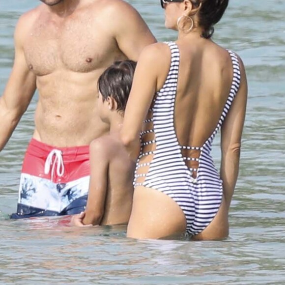 Exclusif - David Charvet et sa femme Brooke Burke se baignent avec leurs enfants Shaya et Heaven à l'hôtel Cheval Blanc à Saint-Barthélemy, le 28 mars 2017.