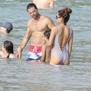 Exclusif - David Charvet et sa femme Brooke Burke se baignent avec leurs enfants Shaya et Heaven à l'hôtel Cheval Blanc à Saint-Barthélemy, le 28 mars 2017.