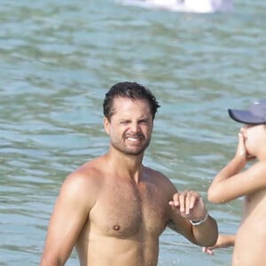 Exclusif - David Charvet et sa femme Brooke Burke se baignent avec leurs enfants Shaya et Heaven à l'hôtel Cheval Blanc à Saint-Barthélemy, le 28 mars 2017.