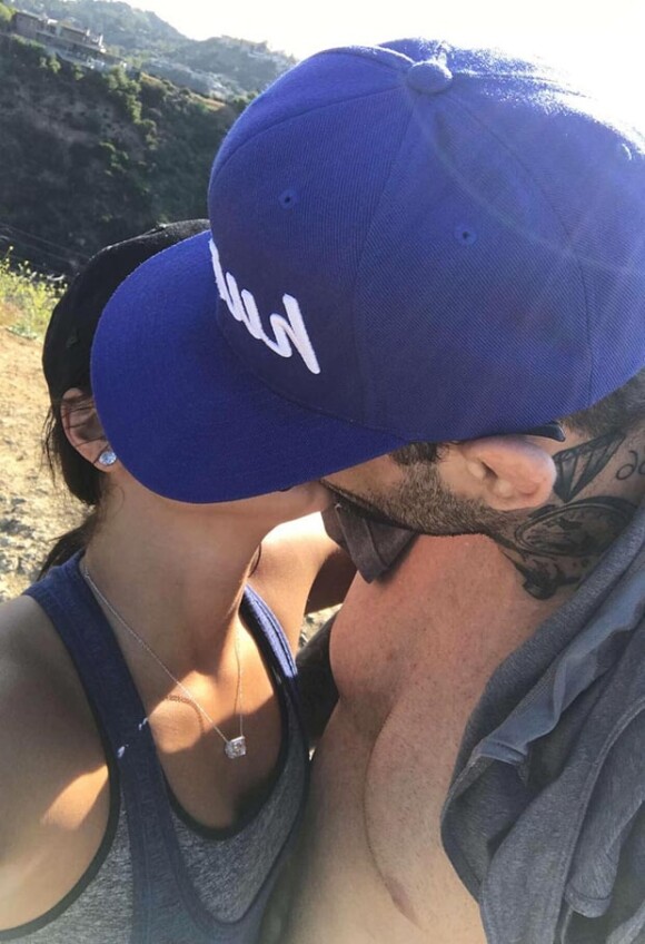 Demi Lovato et son chéri Guilherme Vasconcelos échangent un baiser sous le soleil de Los Angeles le 8 avril 2017