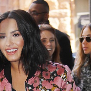 Demi Lovato se balade et signe des autographes dans les rues de New York, le 20 mars 2017