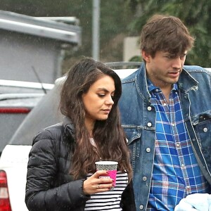 Mila Kunis et Ashton Kutcher avec leur fils Dimitri à Los Angeles, le 17 février 2017