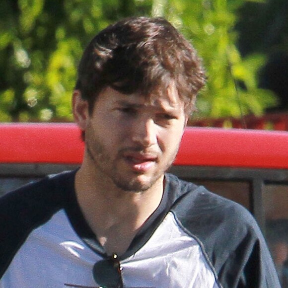 Ashton Kutcher accompagne sa fille Wyatt à l'école à Studio City, le 29 mars 2017