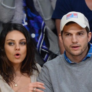 Mila Kunis et son fiancé Ashton Kutcher très amoureux et très complices au match de basket des Lakers à Oklahoma City, le 19 décembre 2014.