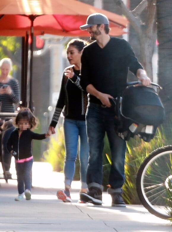 Ashton Kutcher avec sa femme Mila Kunis, leurs enfants Dimitri et Wyatt, et son beau-père Mark Kunis, vont prendre un petit déjeuner à Los Angeles le 8 janvier 2017 
