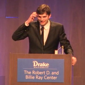 Ashton Kutcher recevant le Robert D. Ray Pillar of Character Award le 8 avril 2017 à West Des Moines (Iowa).