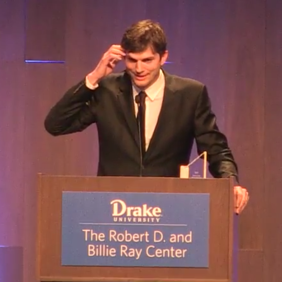Ashton Kutcher recevant le Robert D. Ray Pillar of Character Award le 8 avril 2017 à West Des Moines (Iowa).