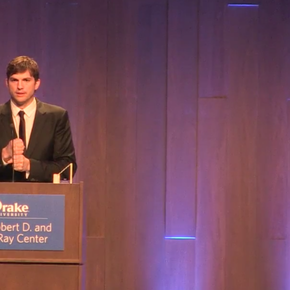 Ashton Kutcher recevant le Robert D. Ray Pillar of Character Award le 8 avril 2017 à West Des Moines (Iowa).