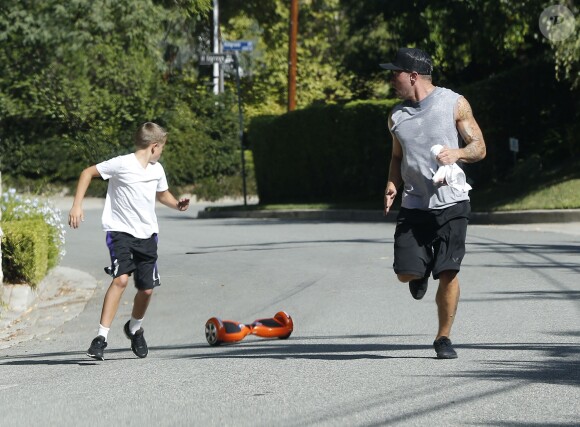 Exclusif - Ryan Phillippe s'amuse avec son fils Deacon dans les rues de Beverly Hills, le 27 septembre 2015