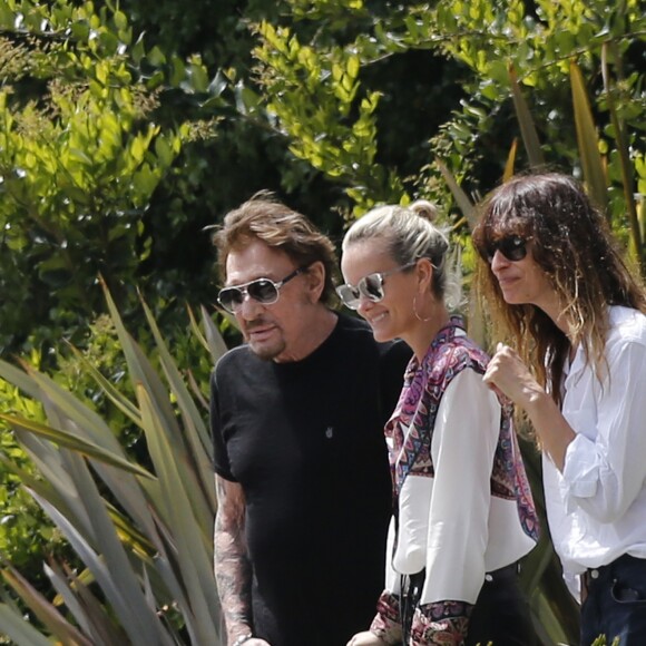 Semi-exclusif - Une vendeuse de voiture de luxe vient faire découvrir une Lamborghini Aventador à Johnny Hallyday chez lui dans sa maison de Los Angeles, le 9 avril 2017.
