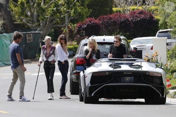 Semi-exclusif - Une vendeuse de voiture de luxe vient faire découvrir une Lamborghini Aventador à Johnny Hallyday chez lui dans sa maison de Los Angeles, le 9 avril 2017.