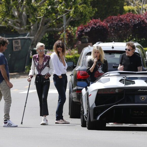 Semi-exclusif - Une vendeuse de voiture de luxe vient faire découvrir une Lamborghini Aventador à Johnny Hallyday chez lui dans sa maison de Los Angeles, le 9 avril 2017.