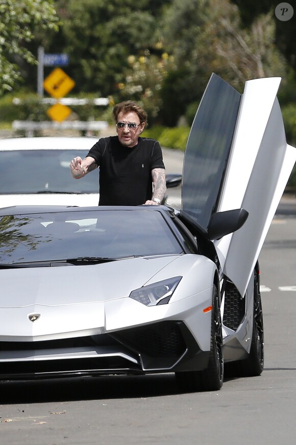 Semi-exclusif - Une vendeuse de voiture de luxe vient faire découvrir une Lamborghini Aventador à Johnny Hallyday chez lui dans sa maison de Los Angeles, le 9 avril 2017.