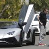 Semi-exclusif - Une vendeuse de voiture de luxe vient faire découvrir une Lamborghini Aventador à Johnny Hallyday chez lui dans sa maison de Los Angeles, le 9 avril 2017.
