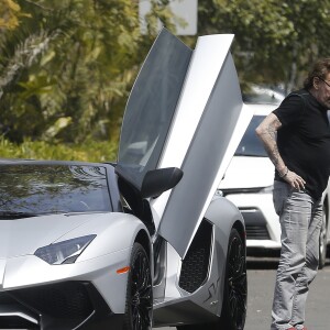Semi-exclusif - Une vendeuse de voiture de luxe vient faire découvrir une Lamborghini Aventador à Johnny Hallyday chez lui dans sa maison de Los Angeles, le 9 avril 2017.