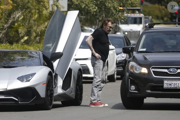 Semi-exclusif - Une vendeuse de voiture de luxe vient faire découvrir une Lamborghini Aventador à Johnny Hallyday chez lui dans sa maison de Los Angeles, le 9 avril 2017.