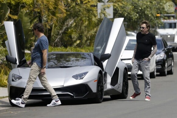 Semi-exclusif - Une vendeuse de voiture de luxe vient faire découvrir une Lamborghini Aventador à Johnny Hallyday chez lui dans sa maison de Los Angeles, le 9 avril 2017.
