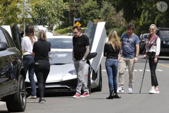 Semi-exclusif - Une vendeuse de voiture de luxe vient faire découvrir une Lamborghini Aventador à Johnny Hallyday chez lui dans sa maison de Los Angeles, le 9 avril 2017.