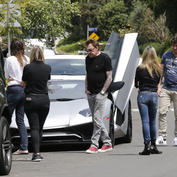 Semi-exclusif - Une vendeuse de voiture de luxe vient faire découvrir une Lamborghini Aventador à Johnny Hallyday chez lui dans sa maison de Los Angeles, le 9 avril 2017.