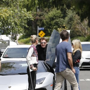 Semi-exclusif - Une vendeuse de voiture de luxe vient faire découvrir une Lamborghini Aventador à Johnny Hallyday chez lui dans sa maison de Los Angeles, le 9 avril 2017.