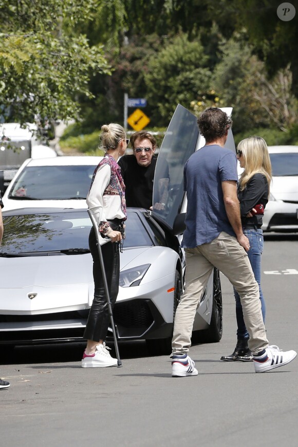 Semi-exclusif - Une vendeuse de voiture de luxe vient faire découvrir une Lamborghini Aventador à Johnny Hallyday chez lui dans sa maison de Los Angeles, le 9 avril 2017.