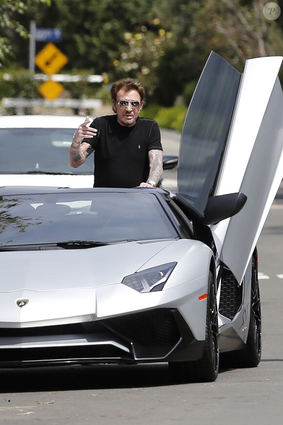 Semi-exclusif - Une vendeuse de voiture de luxe vient faire découvrir une Lamborghini Aventador à Johnny Hallyday chez lui dans sa maison de Los Angeles, le 9 avril 2017.