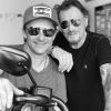 Johnny et David Hallyday posent ensemble pour Laeticia Hallyday, à Los Angeles. Photo postée sur Instagram le 11 avril 2017.