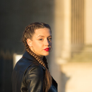 Adèle Exarchopoulos (enceinte) arrivant au Grand Dîner Privé Louis Vuitton à la Pyramide du Louvre à Paris, le 11 avril 2017.