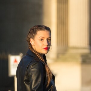 Adèle Exarchopoulos (enceinte) arrivant au Grand Dîner Privé Louis Vuitton à la Pyramide du Louvre à Paris, le 11 avril 2017.