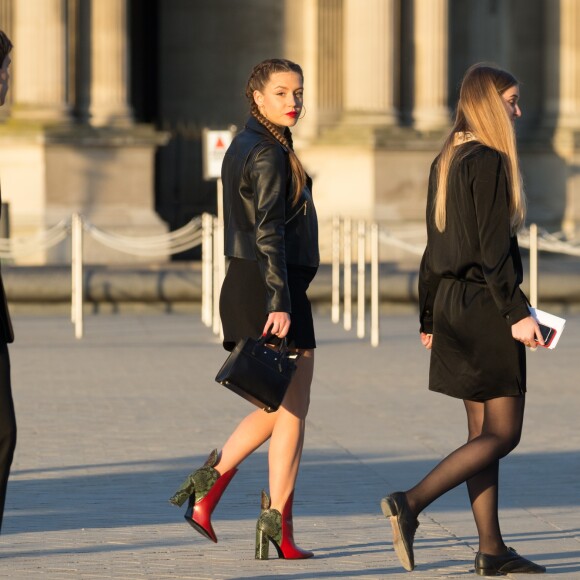 Adèle Exarchopoulos (enceinte) arrivant au Grand Dîner Privé Louis Vuitton à la Pyramide du Louvre à Paris, le 11 avril 2017.