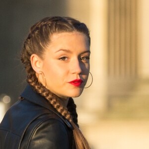 Adèle Exarchopoulos (enceinte) arrivant au Grand Dîner Privé Louis Vuitton à la Pyramide du Louvre à Paris, le 11 avril 2017.