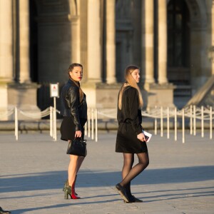 Adèle Exarchopoulos (enceinte) arrivant au Grand Dîner Privé Louis Vuitton à la Pyramide du Louvre à Paris, le 11 avril 2017.