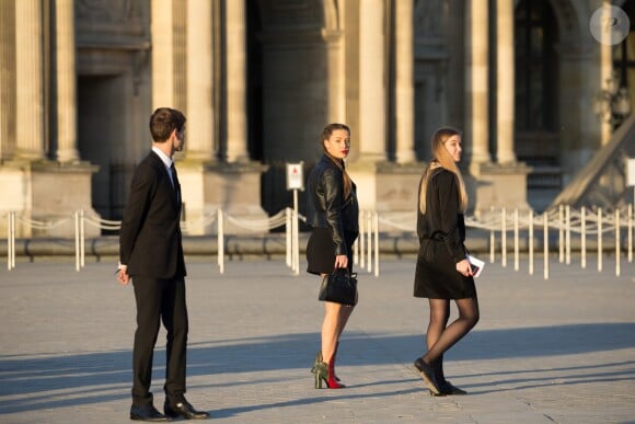 Adèle Exarchopoulos (enceinte) arrivant au Grand Dîner Privé Louis Vuitton à la Pyramide du Louvre à Paris, le 11 avril 2017.