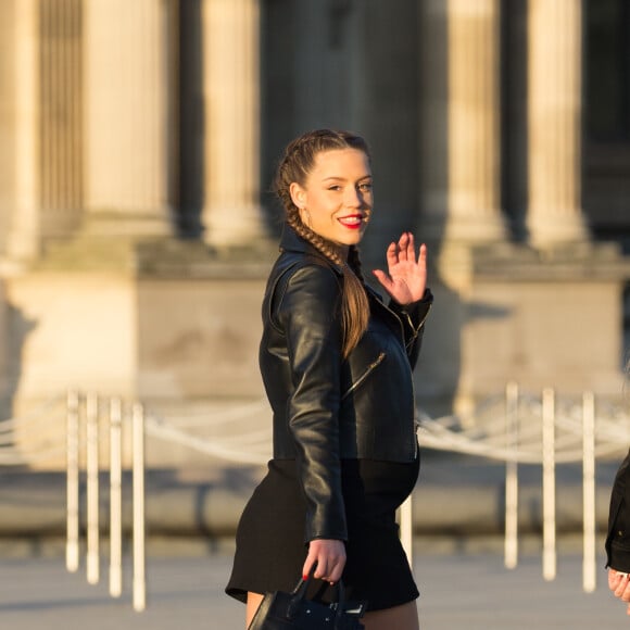 Adèle Exarchopoulos (enceinte) arrivant au Grand Dîner Privé Louis Vuitton à la Pyramide du Louvre à Paris, le 11 avril 2017.