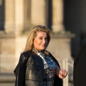 Catherine Deneuve arrivant au Grand Dîner Privé Louis Vuitton à la Pyramide du Louvre à Paris, le 11 avril 2017.