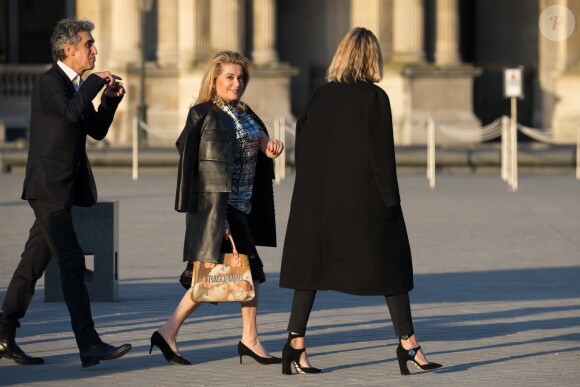 Catherine Deneuve arrivant au Grand Dîner Privé Louis Vuitton à la Pyramide du Louvre à Paris, le 11 avril 2017.
