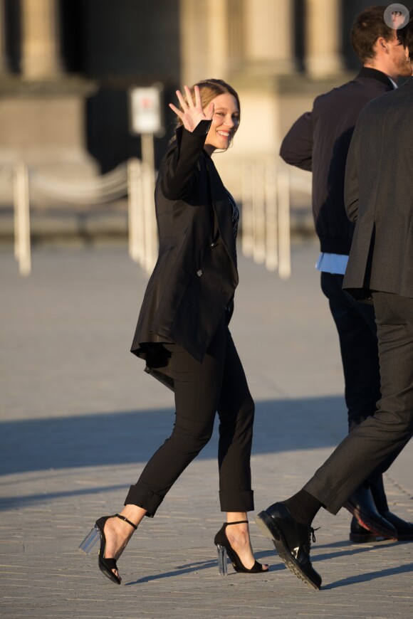 Léa Seydoux arrivant au Grand Dîner Privé Louis Vuitton à la Pyramide du Louvre à Paris, le 11 avril 2017.