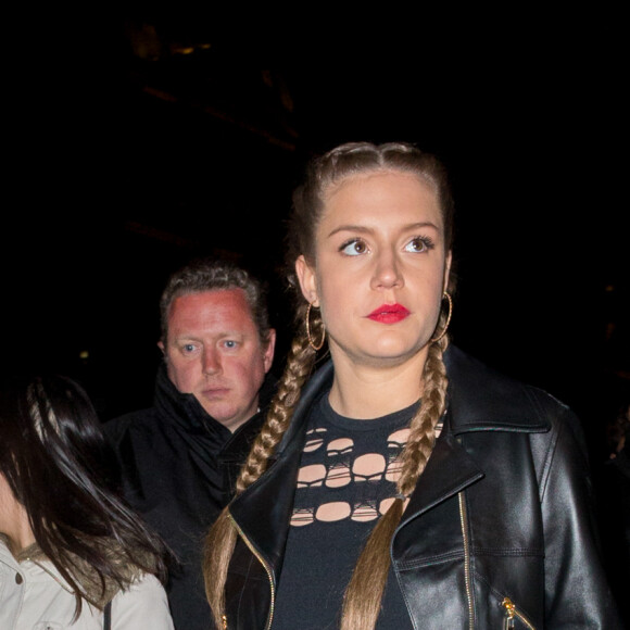 Adèle Exarchopoulos (enceinte) à la sortie du cocktail du dîner de présentation de la nouvelle collection Vuitton "Masters, Les Grands Maîtres" en collaboration avec Jeff Koons au Louvre à Paris, France, le 11 avril 2017.